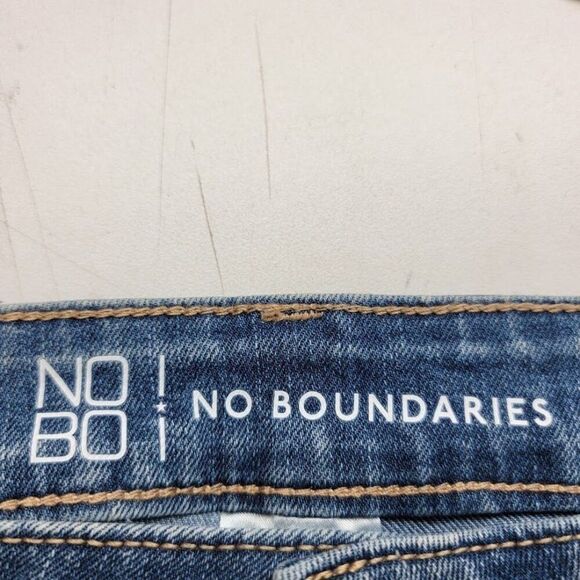 No Boundaries Distressed Denim Shorts Women's Size 15 Blue Casual Jean 34x4 - Picture 4 of 8